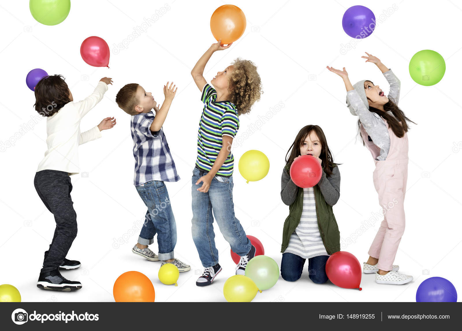 Niños jugando con globos de colores — Foto de stock © Rawpixel ...