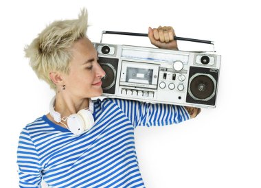 Sarışın kadın holding boombox
