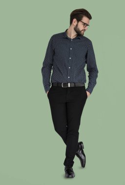 stüdyoda ayakta işadamı