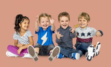 katta oturan mutlu çocuk