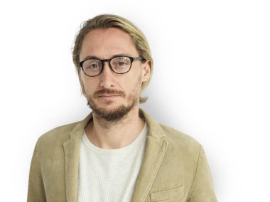 Gözlük takan sakallı