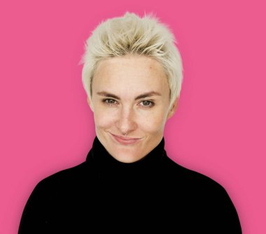 Kısa saçlı sarışın kadın