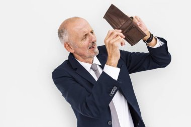 Boş cüzdana bakan adam.