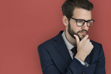 düşünme ve çene üzerinde elini tutarak işadamı