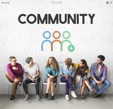 Çok ırklı bir grup gülümseyen insan