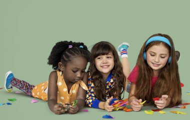 Küçük kızlar kamera için poz