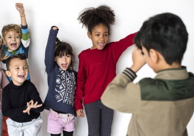 Grup çocuk fotoğrafı çekmek 