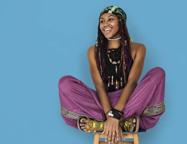 olan dreadlocks lotus poz oturan kadın