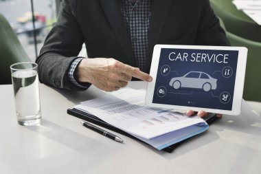 İşadamı resmi elbise elinde 