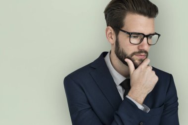 düşünme ve çene üzerinde elini tutarak işadamı