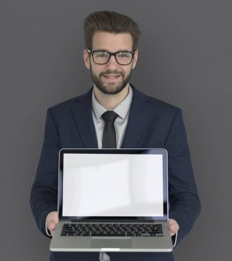 Dizüstü bilgisayarda çalışan bir iş adamı