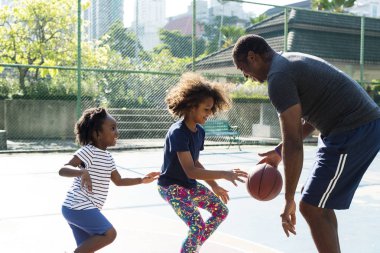 Afrika basketbol oynarken aile