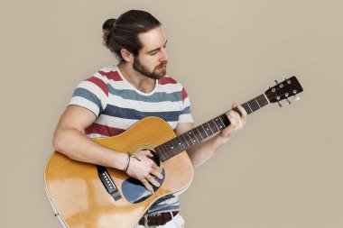 Adam akustik gitar çalıyor. 