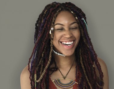 Afrikalı kadın gülüyor dreadlocks ile