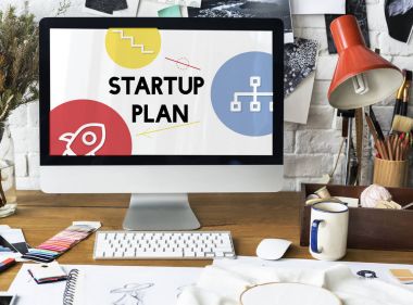 Bilgisayar monitörü moda tasarımcısı işyerinde