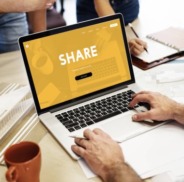 Dizüstü bilgisayar kullanan tanışma adam