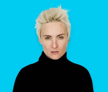 Kısa saçlı sarışın kadın