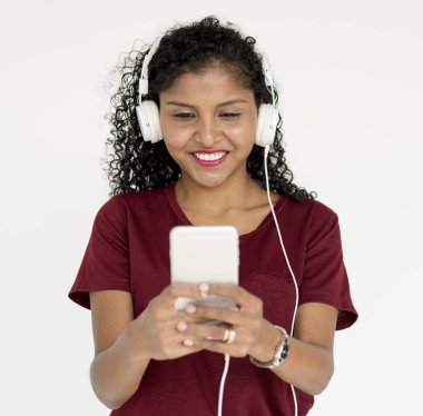Akıllı telefon kullanan kadın