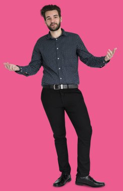 stüdyoda ayakta işadamı