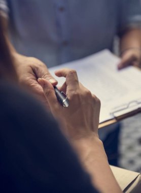 Teslimat kurye holding kağıtları 