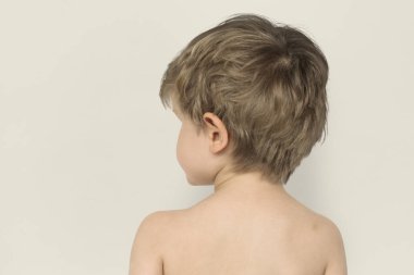 Stüdyoda küçük beyaz çocuk