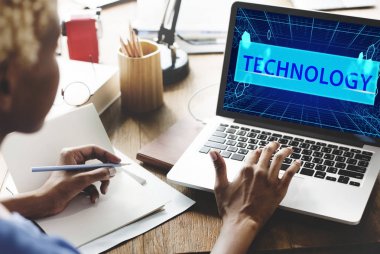 Dizüstü bilgisayar kullanan Afrikalı kadın