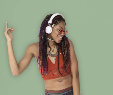 Afrikalı kadın müzik dinleme dreadlocks ile