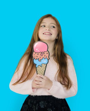 küçük kız kamera için poz 