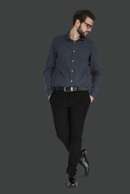 stüdyoda ayakta işadamı