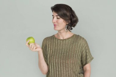 Esmer kadın stüdyoda poz