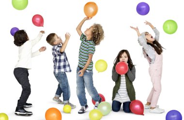 Çocuklar renkli balonlarla oynuyorlar.
