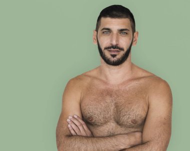 gömleksiz genç adam 