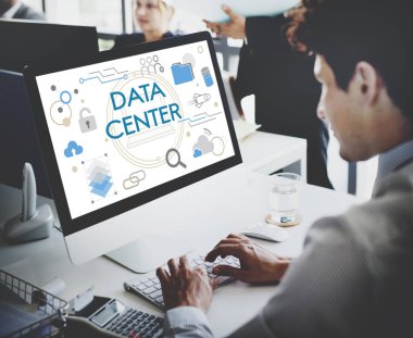 Bilgisayarda çalışan iş adamı