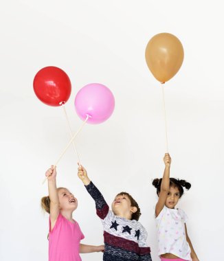 Küçük çocuk balon ile oyun 