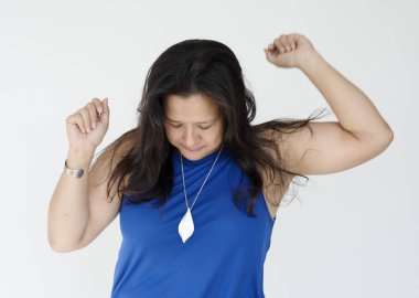 kadın stüdyoda poz