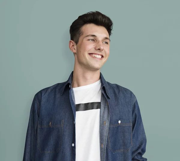 Jonge lachende man — Stockfoto