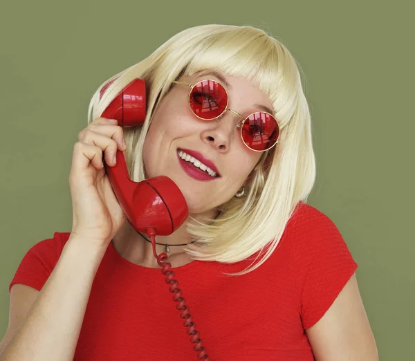 Женщина в солнцезащитных очках и блондинка в парике — стоковое фото