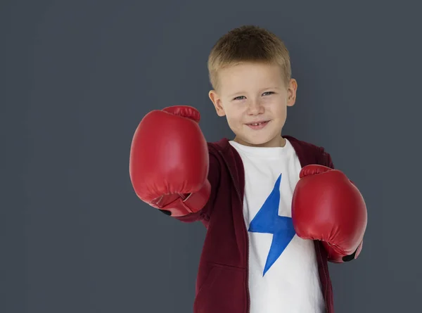 Kaukasischer kleiner Junge boxt — Stockfoto