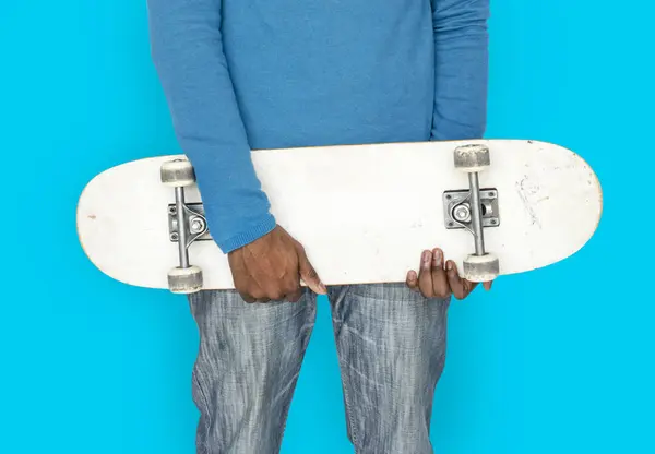 스케이트 보드와 아프리카 남자 — 스톡 사진