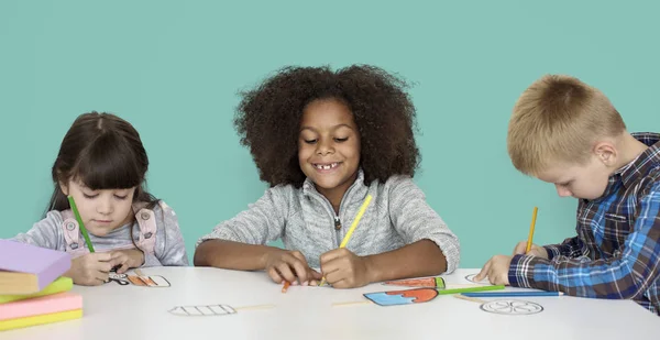 Des enfants dessinent à la table — Photo