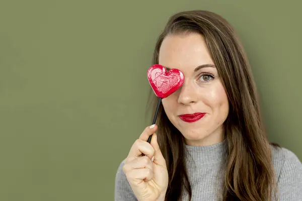 Kvinna anläggning lollipop — Stockfoto