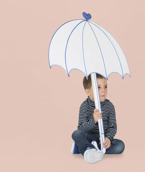 Chłopak trzymając papier parasol — Zdjęcie stockowe