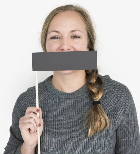 Mulher segurando bandeira de papel — Fotografia de Stock