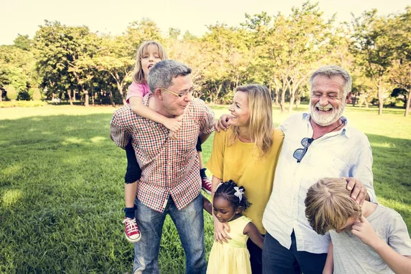 Família passa tempo no parque — Fotografia de Stock