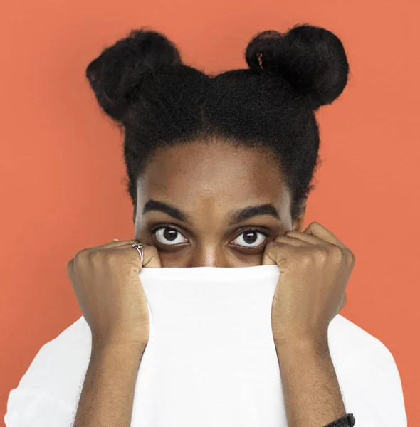 Африканская девушка, закрывающая лицо свитером — стоковое фото