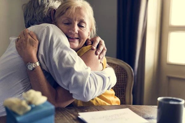 Äldre par kramar — Stockfoto