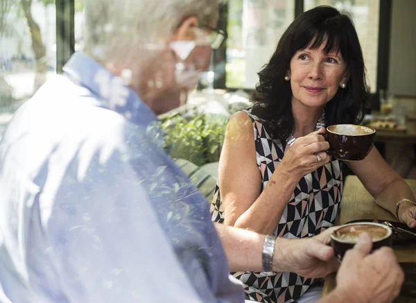 Casal desfrutando de café — Fotografia de Stock