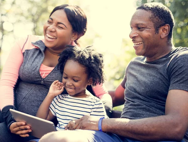 Afrikanska familj sitter på bänk — Stockfoto