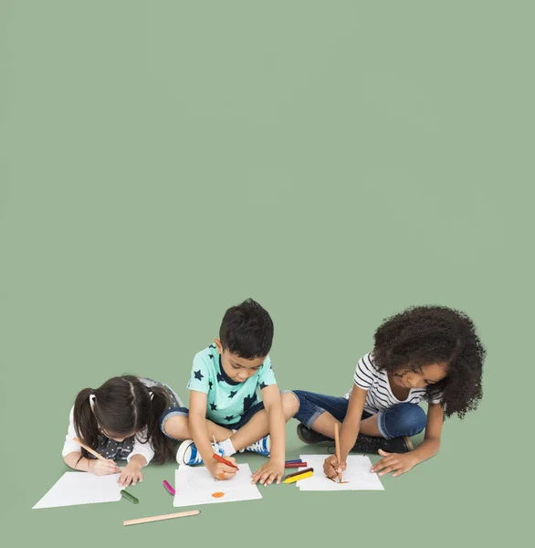 Niños dibujando con lápices — Foto de Stock