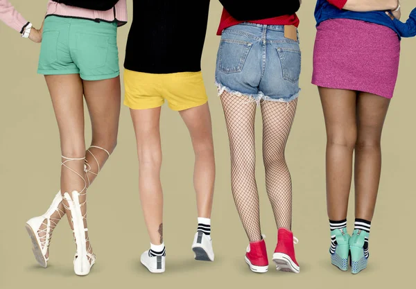 Pernas femininas em sapatos — Fotografia de Stock